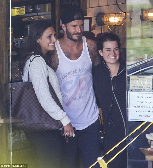 Ο περιζήτητος κύριος Μπέκαμ: Βγήκε να πάρει ένα χυμό και του χίμηξαν οι θαυμάστριες [εικόνες] | iefimerida.gr 2