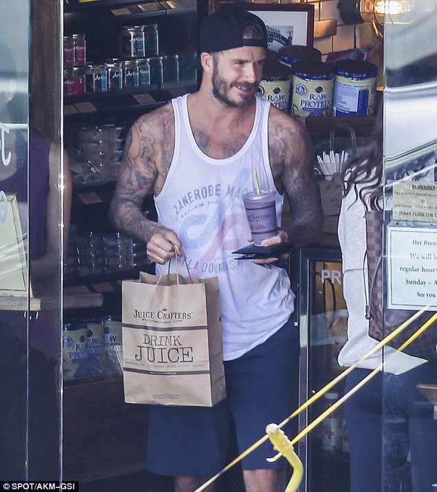 Ο περιζήτητος κύριος Μπέκαμ: Βγήκε να πάρει ένα χυμό και του χίμηξαν οι θαυμάστριες [εικόνες] | iefimerida.gr 3