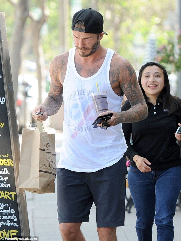 Ο περιζήτητος κύριος Μπέκαμ: Βγήκε να πάρει ένα χυμό και του χίμηξαν οι θαυμάστριες [εικόνες] | iefimerida.gr 1