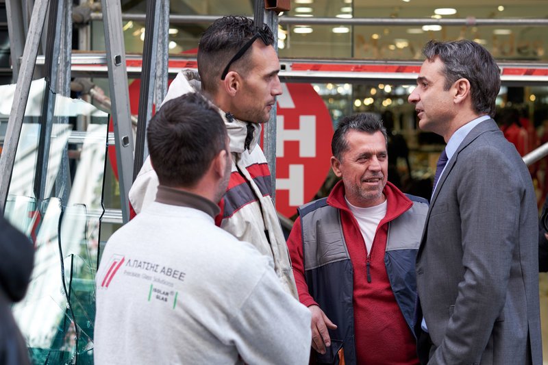Στην Ερμού ο Μητσοτάκης -Συνομίλησε με καταστηματάρχες για τους βανδαλισμούς [εικόνες] | iefimerida.gr 1
