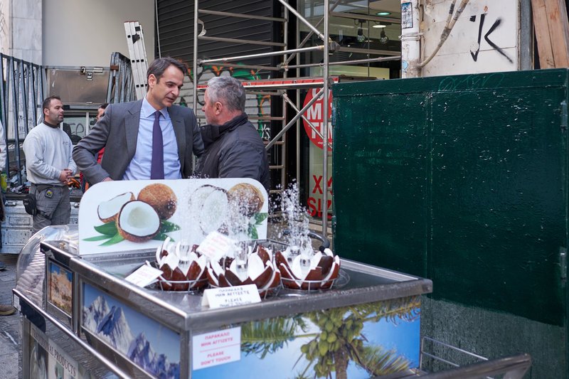 Στην Ερμού ο Μητσοτάκης -Συνομίλησε με καταστηματάρχες για τους βανδαλισμούς [εικόνες] | iefimerida.gr 3