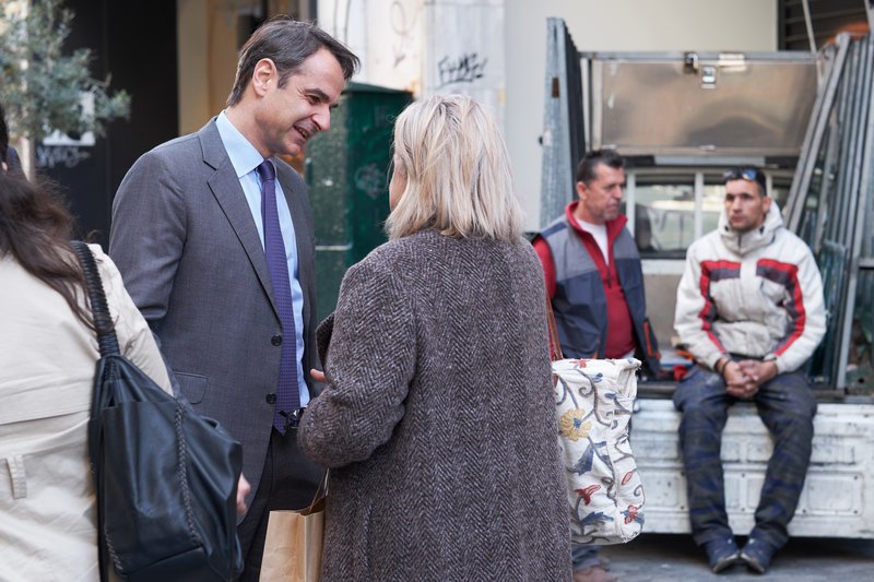 Στην Ερμού ο Μητσοτάκης -Συνομίλησε με καταστηματάρχες για τους βανδαλισμούς [εικόνες] | iefimerida.gr 4