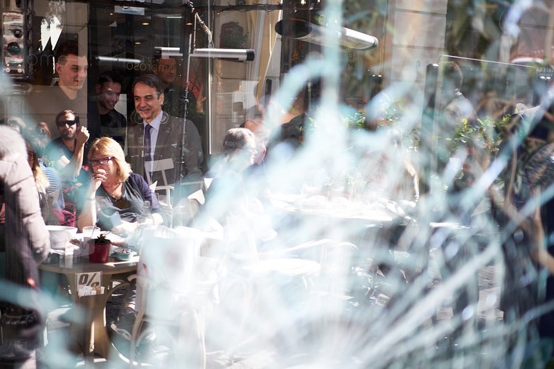 Στην Ερμού ο Μητσοτάκης -Συνομίλησε με καταστηματάρχες για τους βανδαλισμούς [εικόνες] | iefimerida.gr 0