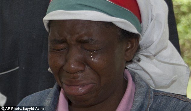 Σοκαριστική φωτογραφία μέσα από την τάξη που σφαγιάστηκαν φοιτητές στην Κένυα -Η ιστορία 19χρονης που σώθηκε [εικόνες] | iefimerida.gr 4