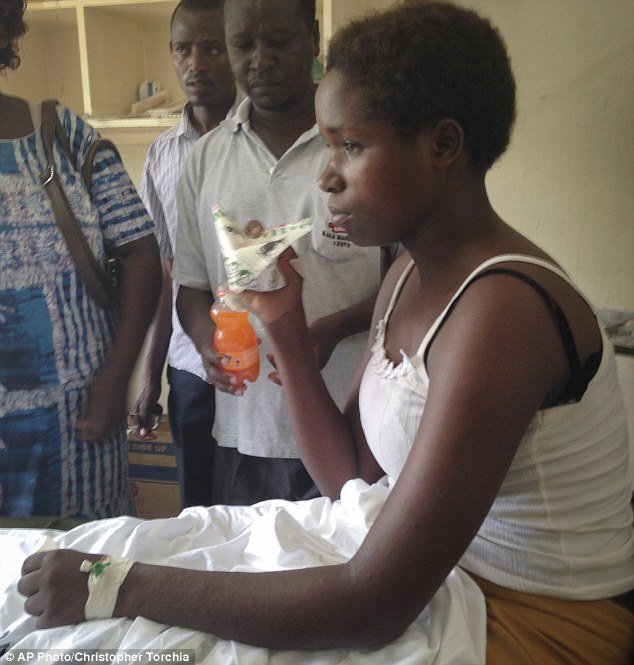 Σοκαριστική φωτογραφία μέσα από την τάξη που σφαγιάστηκαν φοιτητές στην Κένυα -Η ιστορία 19χρονης που σώθηκε [εικόνες] | iefimerida.gr 1