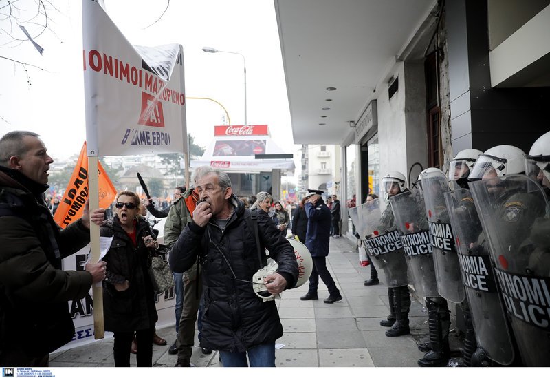 Κατάληψη στα γραφεία του ΣΥΡΙΖΑ στη Θεσσαλονίκη από εκπαιδευτικούς [εικόνες] | iefimerida.gr 1