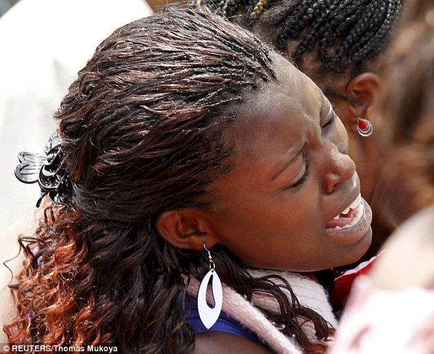 Σοκαριστική φωτογραφία μέσα από την τάξη που σφαγιάστηκαν φοιτητές στην Κένυα -Η ιστορία 19χρονης που σώθηκε [εικόνες] | iefimerida.gr 3