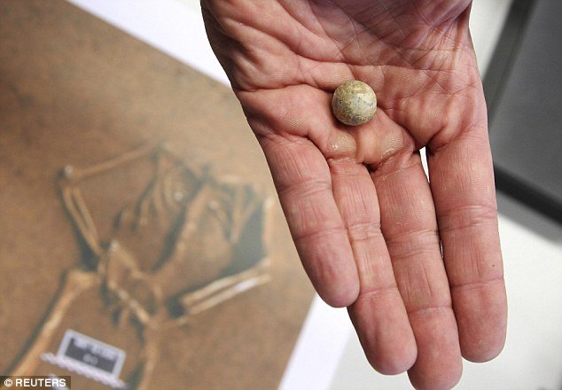 Βρέθηκε σκελετός στρατιώτη από τη μάχη του Βατερλώ - Είχε μέσα του τη σφαίρα που τον σκότωσε [εικόνες] | iefimerida.gr 2