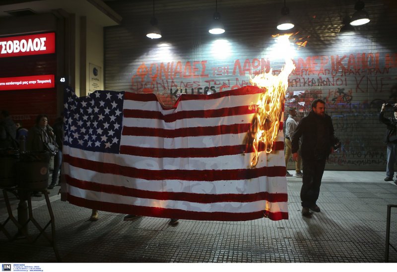 Θεσσαλονίκη: Μέλη του ΚΚΕ έκαψαν τη σημαία των ΗΠΑ [εικόνες & βίντεο] | iefimerida.gr 0