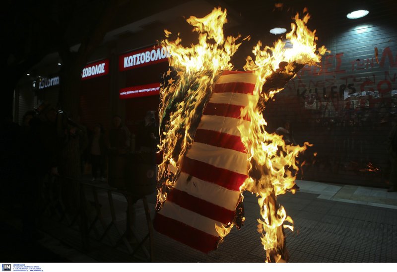 Θεσσαλονίκη: Μέλη του ΚΚΕ έκαψαν τη σημαία των ΗΠΑ [εικόνες & βίντεο] | iefimerida.gr 1