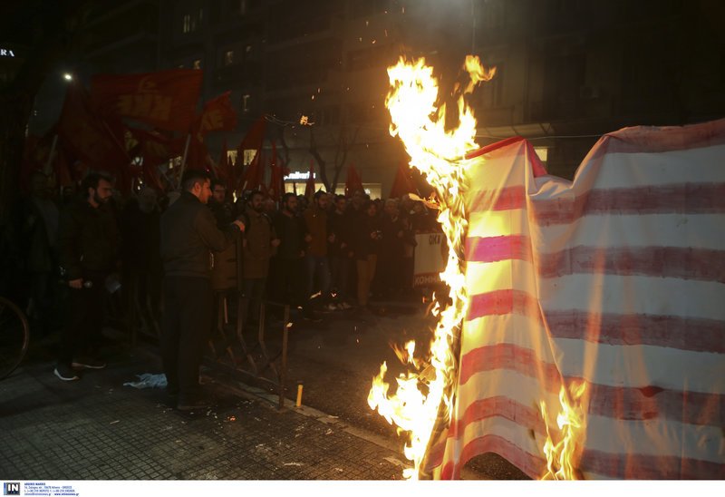Θεσσαλονίκη: Μέλη του ΚΚΕ έκαψαν τη σημαία των ΗΠΑ [εικόνες & βίντεο] | iefimerida.gr 2