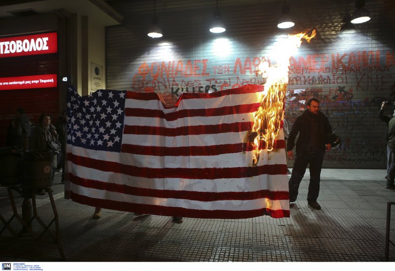 Θεσσαλονίκη: Μέλη του ΚΚΕ έκαψαν τη σημαία των ΗΠΑ [εικόνες & βίντεο] | iefimerida.gr 3