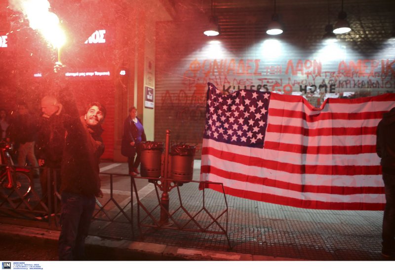 Θεσσαλονίκη: Μέλη του ΚΚΕ έκαψαν τη σημαία των ΗΠΑ [εικόνες & βίντεο] | iefimerida.gr 4