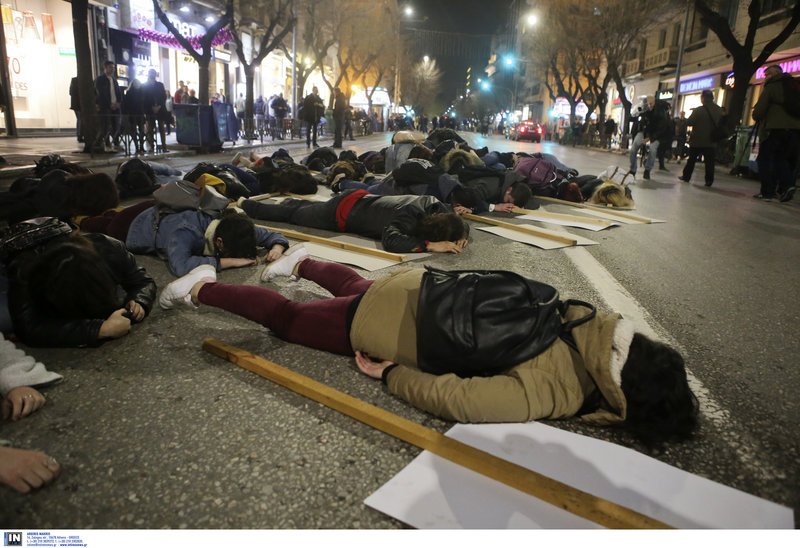 Θεσσαλονίκη: Μέλη του ΚΚΕ έκαψαν τη σημαία των ΗΠΑ [εικόνες & βίντεο] | iefimerida.gr 7