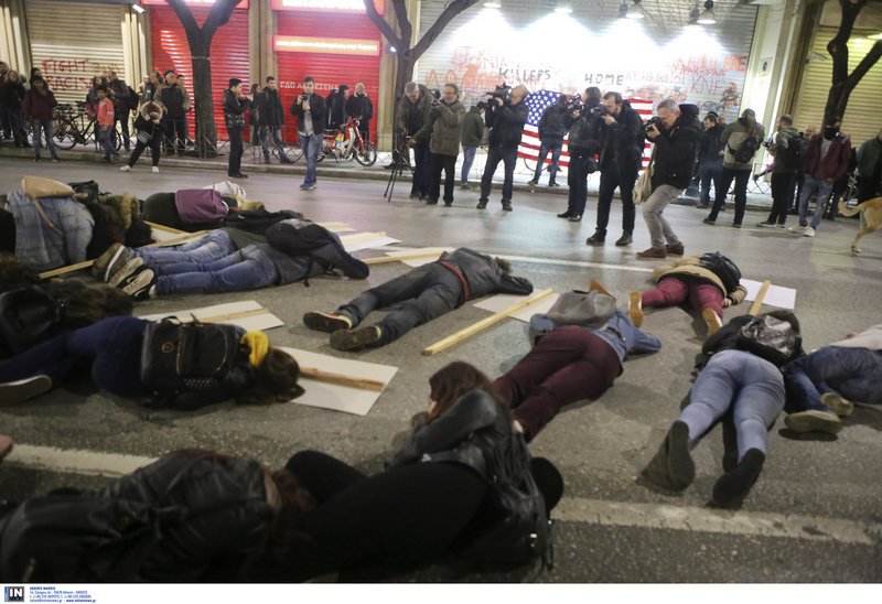 Θεσσαλονίκη: Μέλη του ΚΚΕ έκαψαν τη σημαία των ΗΠΑ [εικόνες & βίντεο] | iefimerida.gr 6