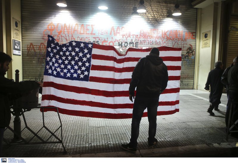 Θεσσαλονίκη: Μέλη του ΚΚΕ έκαψαν τη σημαία των ΗΠΑ [εικόνες & βίντεο] | iefimerida.gr 9