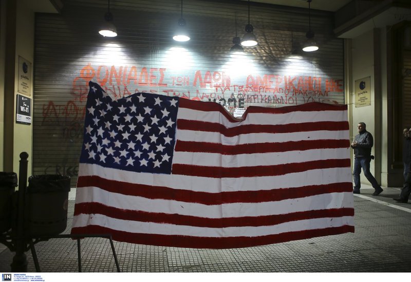 Θεσσαλονίκη: Μέλη του ΚΚΕ έκαψαν τη σημαία των ΗΠΑ [εικόνες & βίντεο] | iefimerida.gr 8