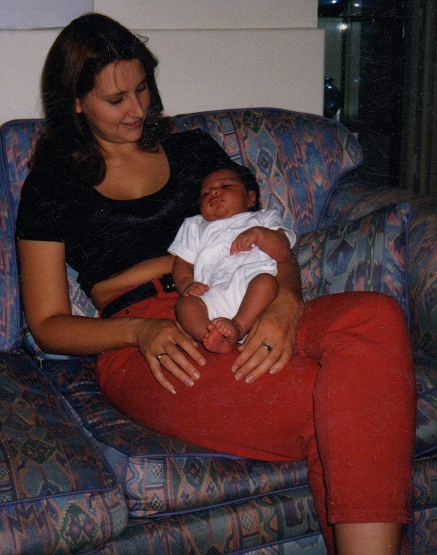 Βρετανίδα γέννησε τους θείους της: Εγινε παρένθετη μητέρα για τη μητέρα της [εικόνες] | iefimerida.gr 3