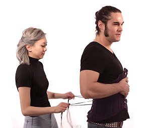 Κάν' το όπως η Κιμ: Αντρες δοκιμάζουν κορσέδες μέσης για πρώτη φορά [εικόνες & βίντεο] | iefimerida.gr 4