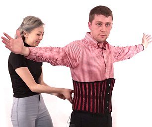 Κάν' το όπως η Κιμ: Αντρες δοκιμάζουν κορσέδες μέσης για πρώτη φορά [εικόνες & βίντεο] | iefimerida.gr 5