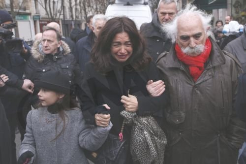 Εκατοντάδες κόσμου στις κηδείες δύο σκιτσογράφων του Charlie Hebdo – Ζωγράφισαν το φέρετρο του Tignous [εικόνες] | iefimerida.gr 12