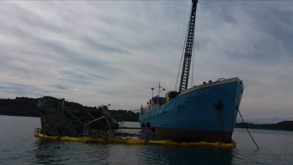 Εντυπωσιακές εικόνες: Ανασύρεται το βυθισμένο πλοίο από το λιμάνι του Πόρτο Χελίου | iefimerida.gr 0
