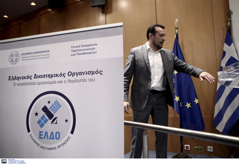 Σέλφι και χαμόγελα στην παρουσίαση του Ελληνικού Διαστημικού Οργανισμού από το Νίκο Παππά [εικόνες] | iefimerida.gr 1