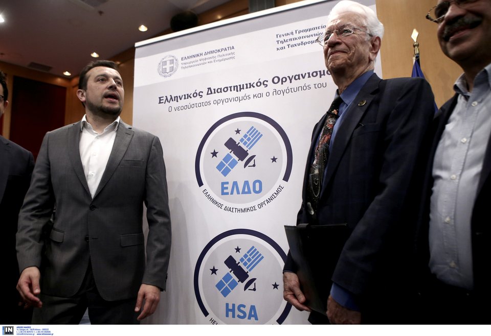 Σέλφι και χαμόγελα στην παρουσίαση του Ελληνικού Διαστημικού Οργανισμού από το Νίκο Παππά [εικόνες] | iefimerida.gr 2