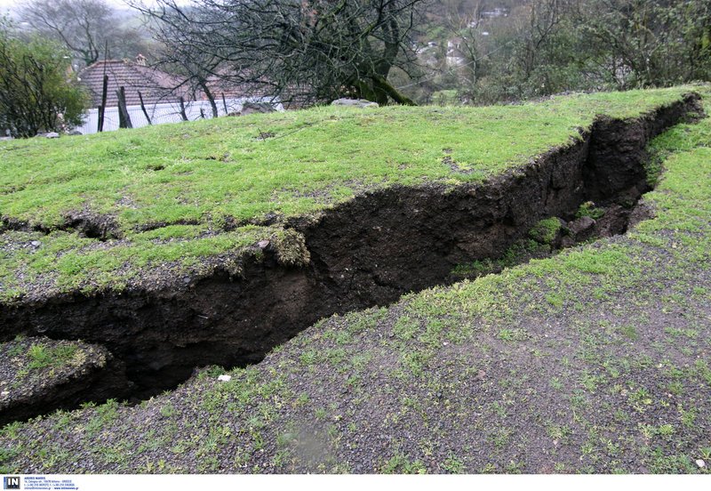 Η κακοκαιρία ρήμαξε χωριά στα Τρίκαλα - Ανοιξε ο δρόμος στα δύο, κόπηκαν σπίτια στη μέση [εικόνες] | iefimerida.gr 0