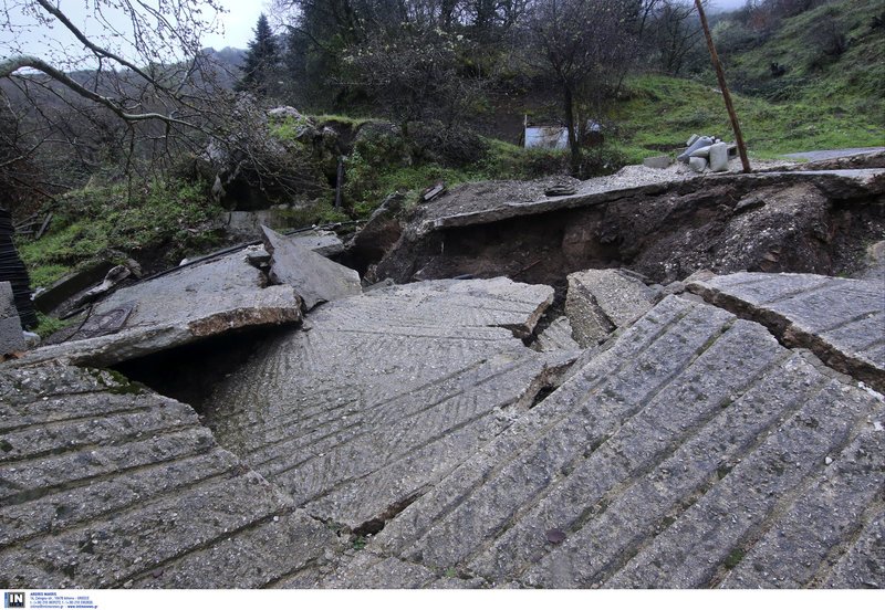Η κακοκαιρία ρήμαξε χωριά στα Τρίκαλα - Ανοιξε ο δρόμος στα δύο, κόπηκαν σπίτια στη μέση [εικόνες] | iefimerida.gr 2