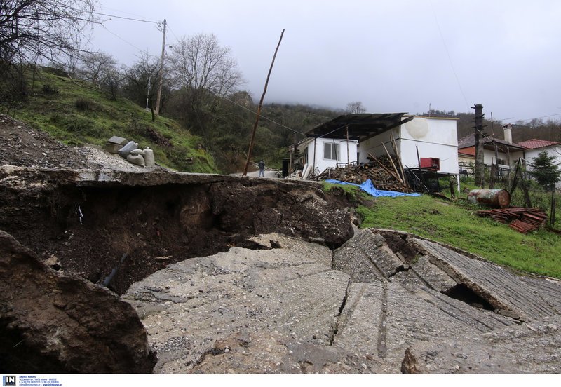 Η κακοκαιρία ρήμαξε χωριά στα Τρίκαλα - Ανοιξε ο δρόμος στα δύο, κόπηκαν σπίτια στη μέση [εικόνες] | iefimerida.gr 3