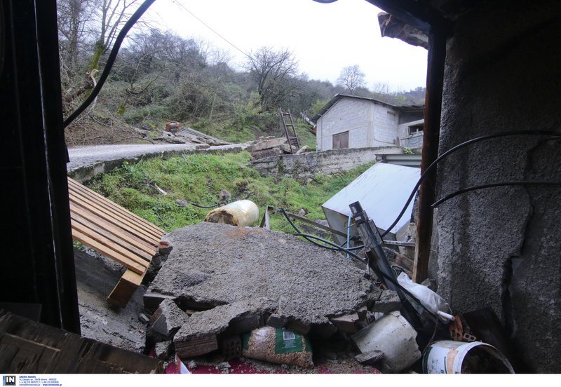 Η κακοκαιρία ρήμαξε χωριά στα Τρίκαλα - Ανοιξε ο δρόμος στα δύο, κόπηκαν σπίτια στη μέση [εικόνες] | iefimerida.gr 4