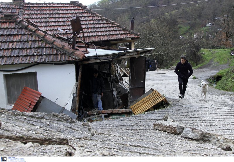 Η κακοκαιρία ρήμαξε χωριά στα Τρίκαλα - Ανοιξε ο δρόμος στα δύο, κόπηκαν σπίτια στη μέση [εικόνες] | iefimerida.gr 5