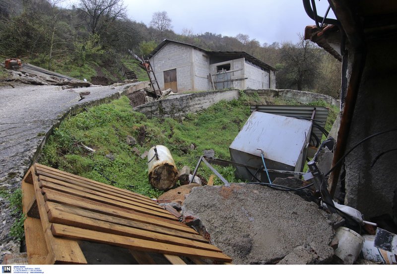 Η κακοκαιρία ρήμαξε χωριά στα Τρίκαλα - Ανοιξε ο δρόμος στα δύο, κόπηκαν σπίτια στη μέση [εικόνες] | iefimerida.gr 6