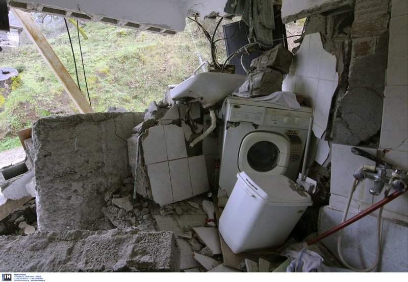 Η κακοκαιρία ρήμαξε χωριά στα Τρίκαλα - Ανοιξε ο δρόμος στα δύο, κόπηκαν σπίτια στη μέση [εικόνες] | iefimerida.gr 9