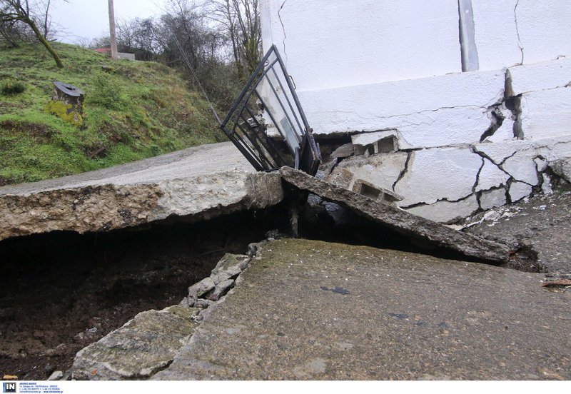 Η κακοκαιρία ρήμαξε χωριά στα Τρίκαλα - Ανοιξε ο δρόμος στα δύο, κόπηκαν σπίτια στη μέση [εικόνες] | iefimerida.gr 11