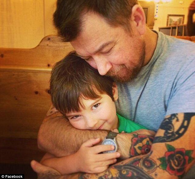 Success kid: Το διασημότερο μωρό του διαδικτύου μεγάλωσε και χρησιμοποιεί τη φήμη του για να βοηθήσει τον άρρωστο μπαμπά του [εικόνες] | iefimerida.gr 3