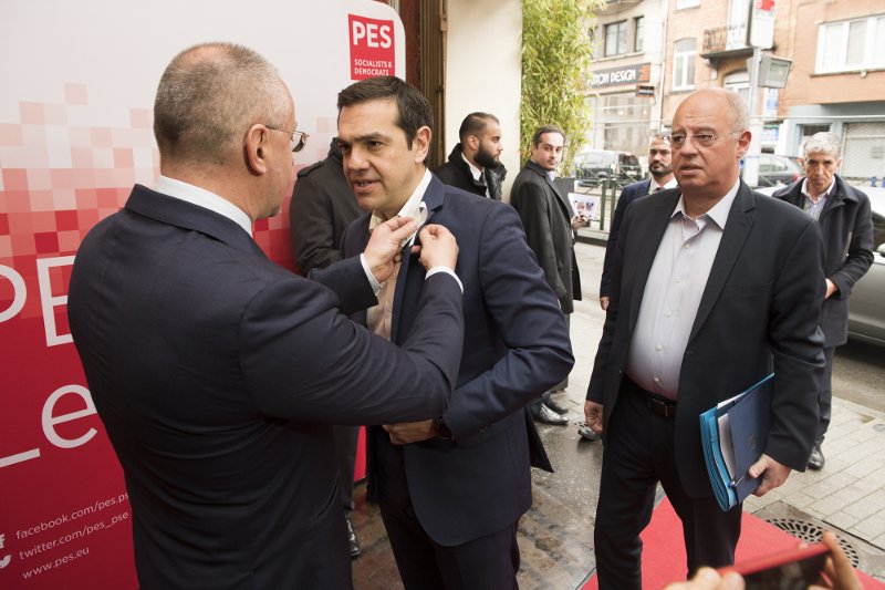 Τι συμβολίζει η κορδέλα που φορούν όλοι στη Σύνοδο των Σοσιαλιστών στις Βρυξέλλες [εικόνες] | iefimerida.gr 0