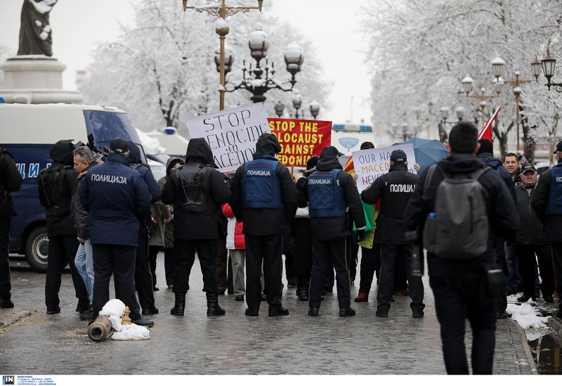 «Κοτζιά πήγαινε σπίτι σου»: Ενταση έξω από τη συνάντηση Κοτζιά-Ντιμιτρόφ [εικόνες] | iefimerida.gr 5