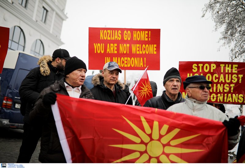 «Κοτζιά πήγαινε σπίτι σου»: Ενταση έξω από τη συνάντηση Κοτζιά-Ντιμιτρόφ [εικόνες] | iefimerida.gr 4