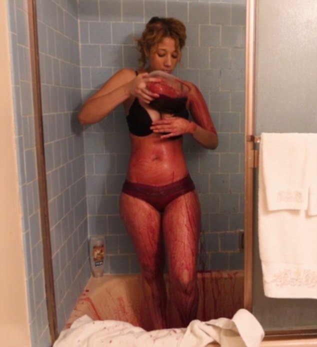 Αγριο: 19χρονο μοντέλο κάνει μπάνιο σε αίμα γουρουνιού για να μείνει πάντα νέα [εικόνες] | iefimerida.gr 4