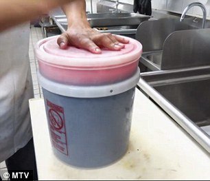 Αγριο: 19χρονο μοντέλο κάνει μπάνιο σε αίμα γουρουνιού για να μείνει πάντα νέα [εικόνες] | iefimerida.gr 1