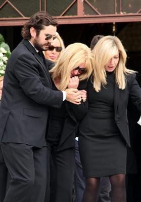 Λιποθύμησε η Λίζα Δουκακάρου στην κηδεία του συζύγου της [εικόνες+βίντεο]  | iefimerida.gr 2