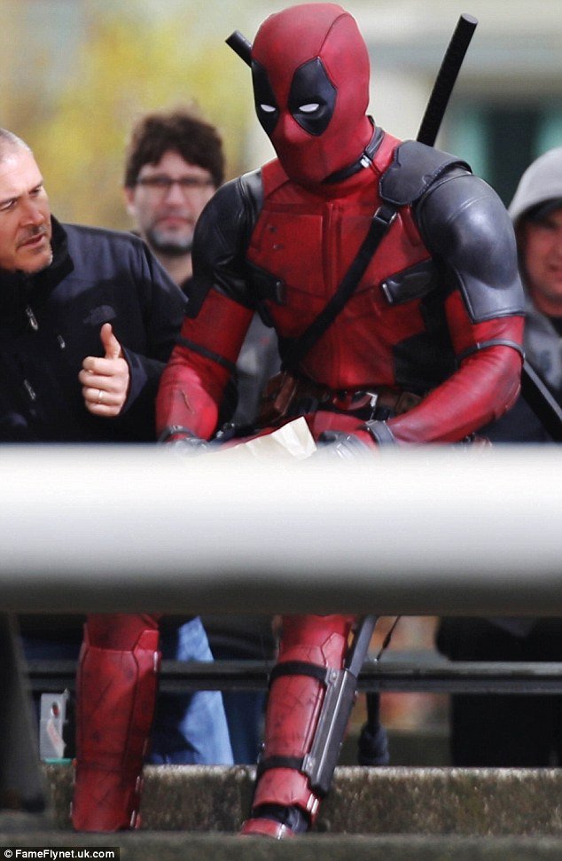 Τι διαβάζει ο Deadpool; Ο Ράιαν Ρέινολντς στα γυρίσματα της νέας πολυαναμενόμενης ταινίας [εικόνες] | iefimerida.gr 1