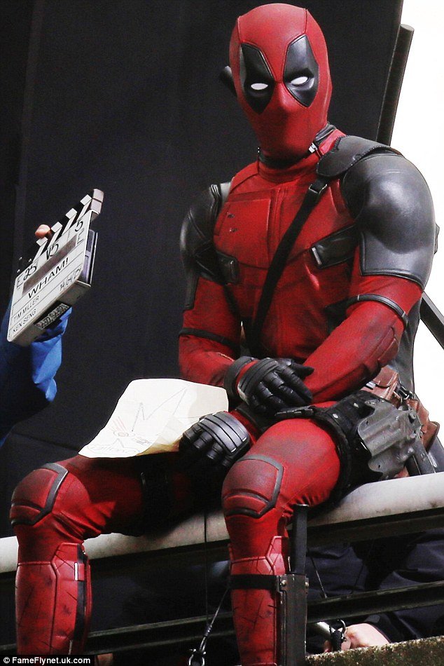 Τι διαβάζει ο Deadpool; Ο Ράιαν Ρέινολντς στα γυρίσματα της νέας πολυαναμενόμενης ταινίας [εικόνες] | iefimerida.gr 3