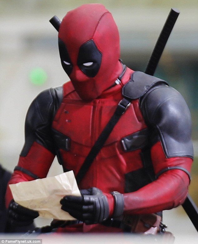 Τι διαβάζει ο Deadpool; Ο Ράιαν Ρέινολντς στα γυρίσματα της νέας πολυαναμενόμενης ταινίας [εικόνες] | iefimerida.gr 2