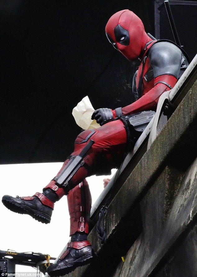 Τι διαβάζει ο Deadpool; Ο Ράιαν Ρέινολντς στα γυρίσματα της νέας πολυαναμενόμενης ταινίας [εικόνες] | iefimerida.gr 5