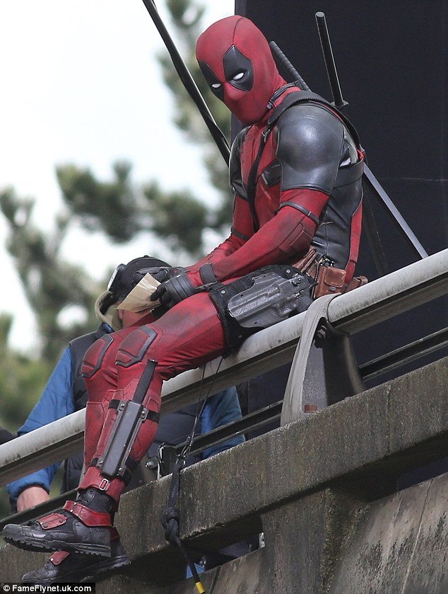 Τι διαβάζει ο Deadpool; Ο Ράιαν Ρέινολντς στα γυρίσματα της νέας πολυαναμενόμενης ταινίας [εικόνες] | iefimerida.gr 7