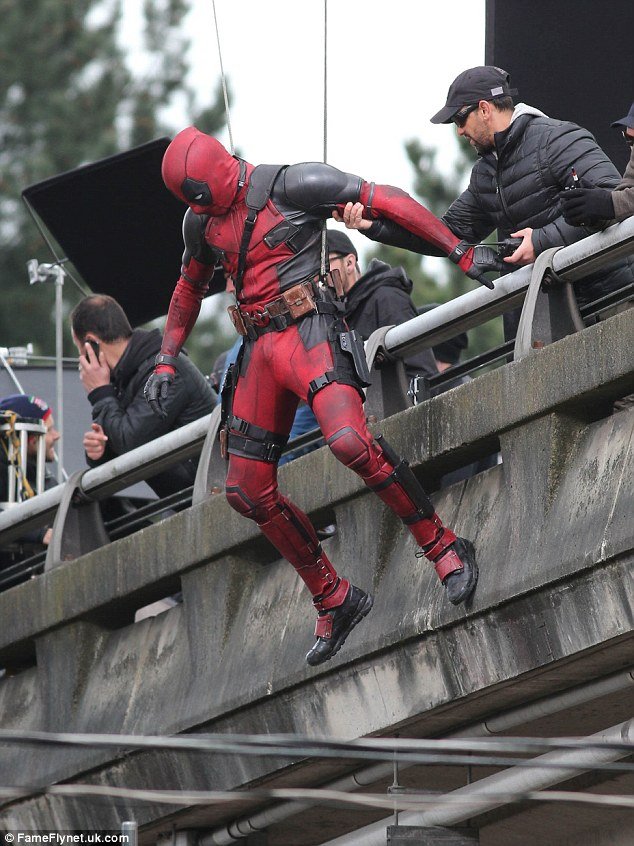 Τι διαβάζει ο Deadpool; Ο Ράιαν Ρέινολντς στα γυρίσματα της νέας πολυαναμενόμενης ταινίας [εικόνες] | iefimerida.gr 9
