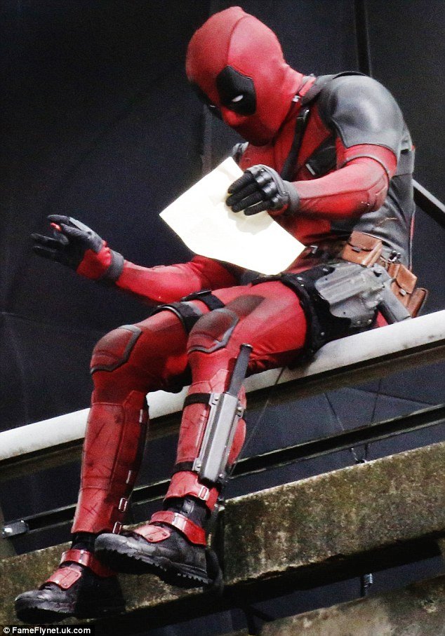 Τι διαβάζει ο Deadpool; Ο Ράιαν Ρέινολντς στα γυρίσματα της νέας πολυαναμενόμενης ταινίας [εικόνες] | iefimerida.gr 4